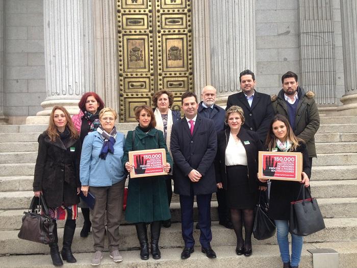 El alcalde ha encabezado la delegación que ha entregado las firmas en Madrid.