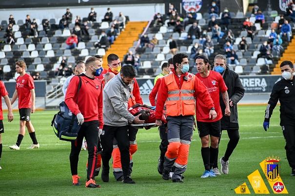 Estévez ayuda a trasladar en camilla al jugador al que atendió.