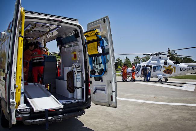 Ambulancia del 061 y helicóptero.