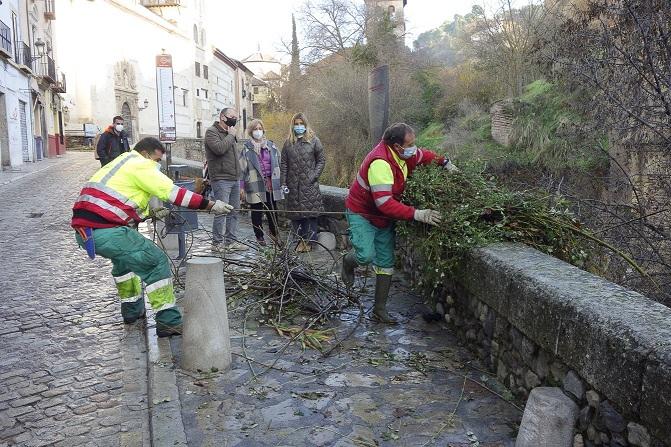 Operarios sacan vegetación del cauce del río Darro. 