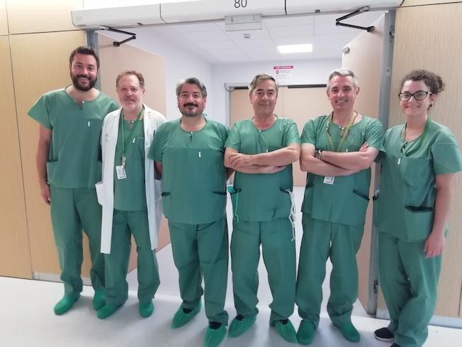 Equipo de cirujanos que han participado en la intervención. Equipo de cirujanos que han participado en la intervención.