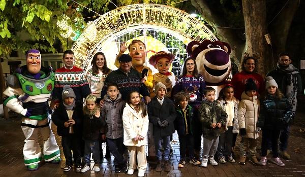 Los pequeños que encendieron el alumbrado con los ediles del gobierno municipal.