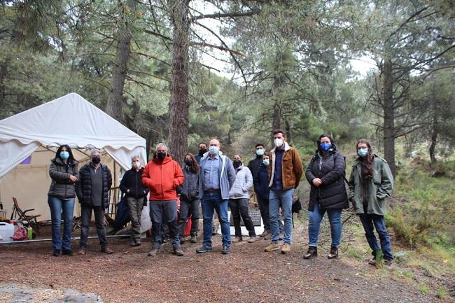 Equipo encargado de las excavaciones en Víznar, junto a la subdelegada y el alcalde, en el Barranco durante los trabajos.