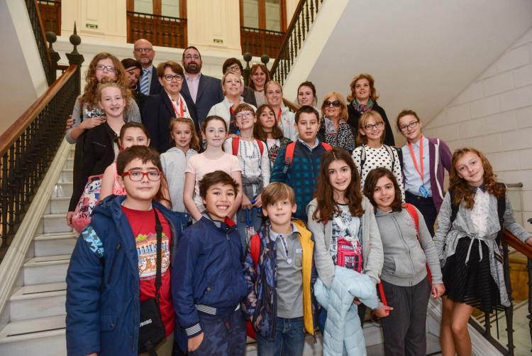 Grupo de escolares del encuentro internacional.