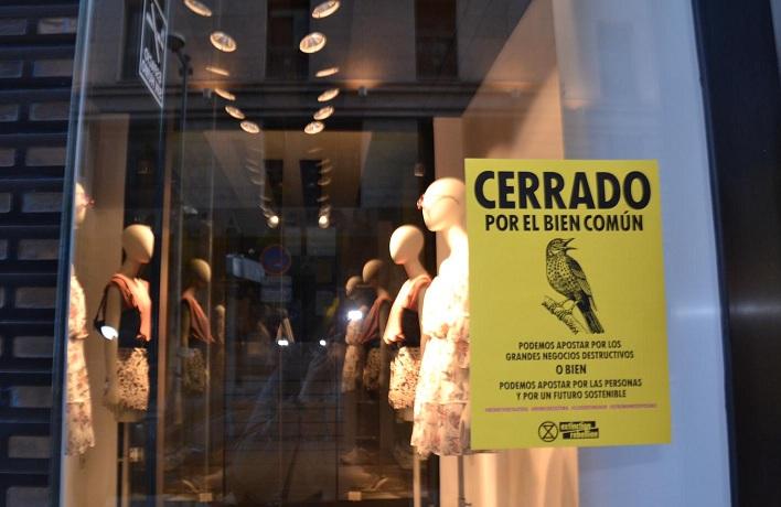 Uno de los carteles pegados en una tienda de moda. 