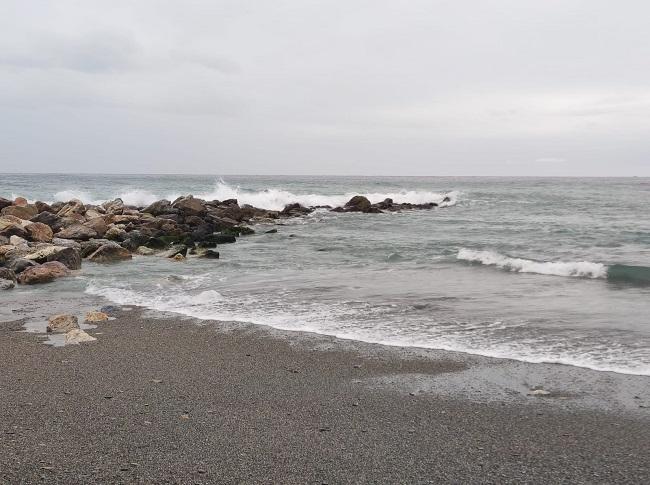 Espigón dañado en la playa de Fuentepiedra.