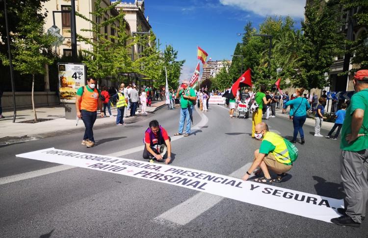 Detalle de la manifestación celebrada este viernes en Granada.