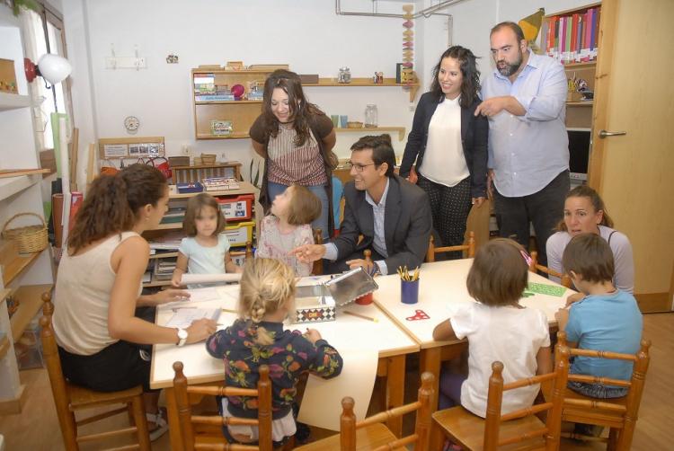 El alcalde, la concejala Jemi Sánchez y los representantes de los grupos en su visita a la escuela infantil.