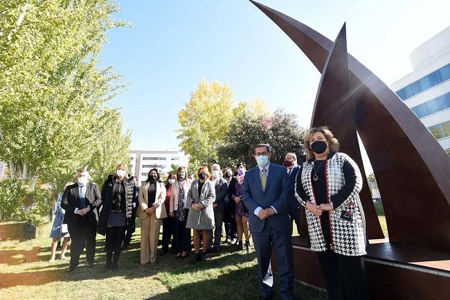 Inauguración de la escultura en homenaje a los colectivos esenciales en el combate de la pandemia.