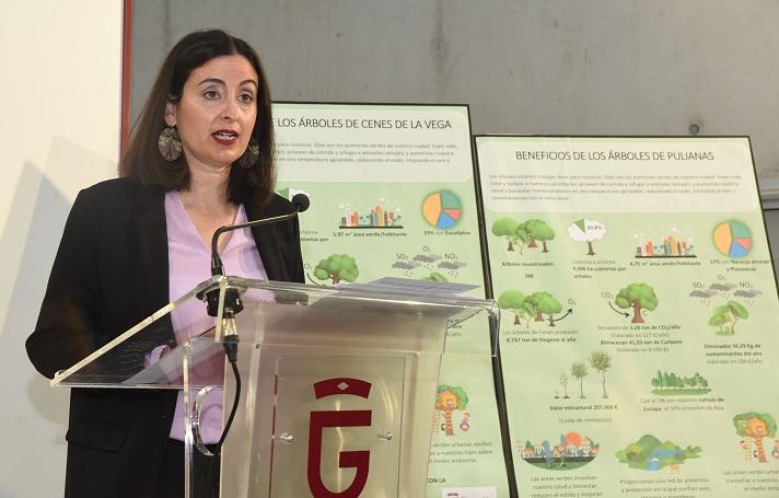 Carmen Fernández presenta el inventario de espacios verdes. 
