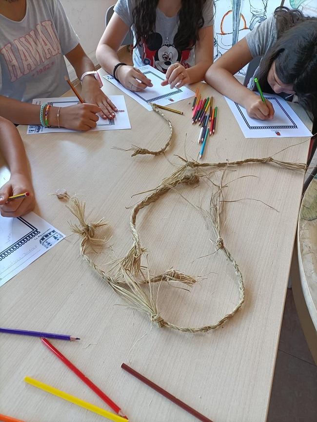 Escolares trabajando en el esparto.