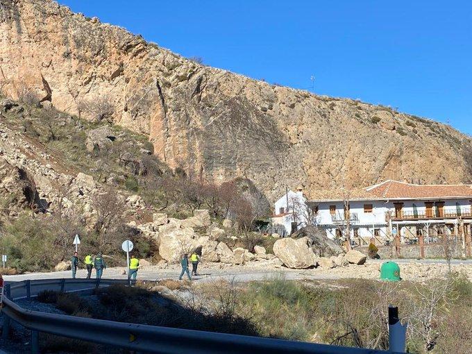 El desprendimiento ha cortado la carretera. 