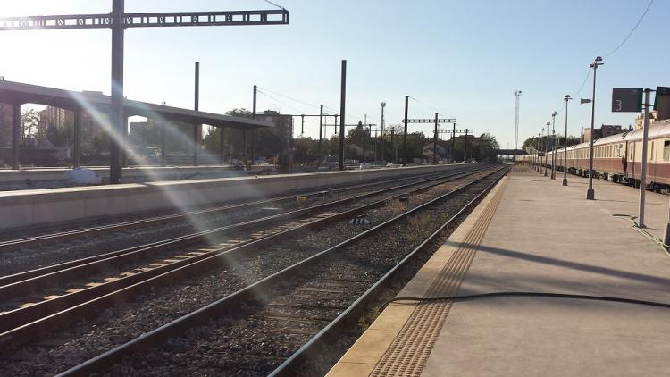 Andenes vacíos de la estación de Granada, con el Al-Ándalus al fondo.