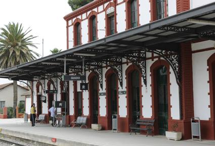 Los viajeros fueron trasladados a Guadix para proseguir su viaje. Los viajeros fueron trasladados a Guadix para proseguir su viaje.