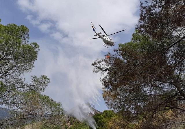 Un helicóptero en tareas de extinción del fuego Un helicóptero en tareas de extinción del fuego.