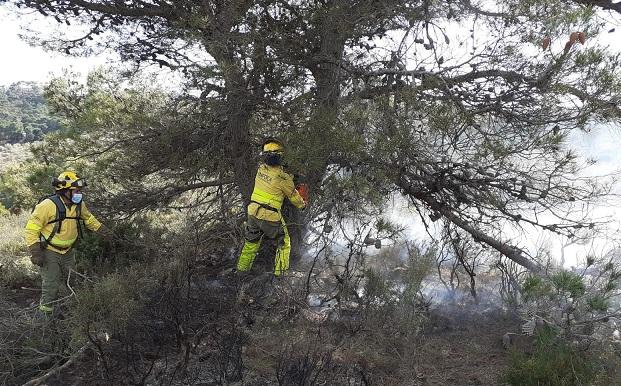 Bomberos trabajan en la extinción del fuego. 