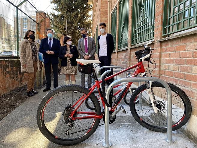 Aparcabicis en el colegio Genil. 