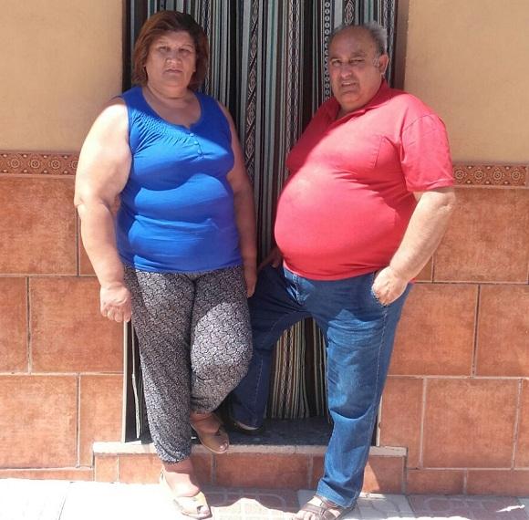 Eva y José en la puerta de su vivienda en Deifontes. 