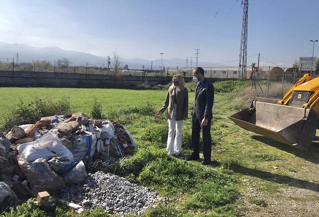 Bolsas y montones de cascajo, justo antes de ser retiradas. 