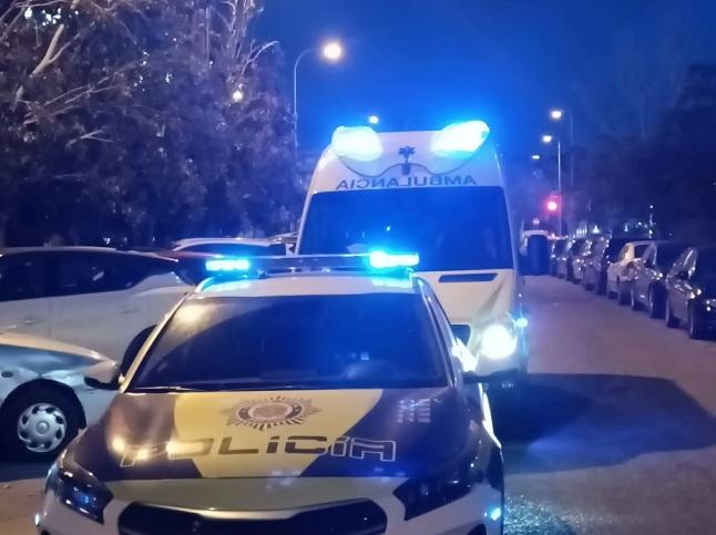 Vehículo policial y de emergencias sanitarias en el lugar donde se ha hallado el cadáver.