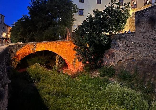 Puente en la Carrera del Darro con su nueva iluminación. 