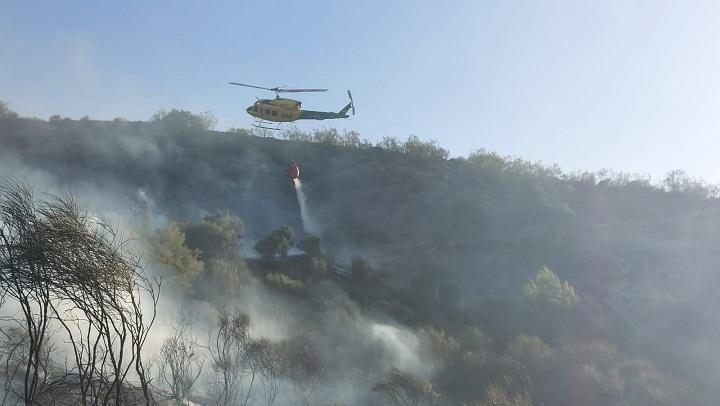 Helicóptero del Infoca en el incendio de Pinos Genil de finales de julio. 