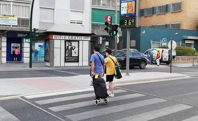 Termómetro en el Zaidín que marcaba 36º a las 20,30 horas.