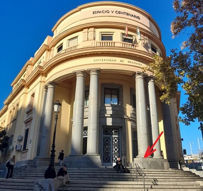 Fachada de la antigua Facultad de Medicina donde también está las firmas de sus autores.