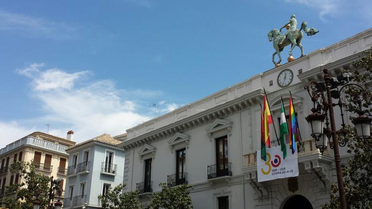 La bandera 'arcoíris', junto a la española, granadina y andaluza.