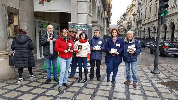 Integrantes de FACUA, este jueves, en Puerta Real. Integrantes de FACUA, este jueves, en Puerta Real.