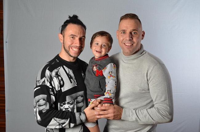 David Esteban, junto a su marido José Carlos Jordán y el hjijo de la pareja.