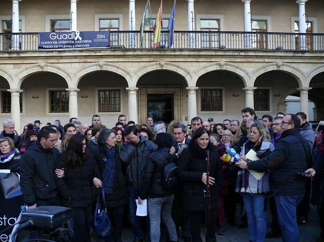 La familia de María del Pilar ha participado, rota de dolor, en la concentración.