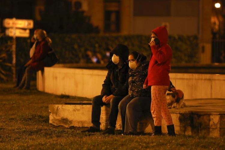 Una familia, en la calle, tras los terremotos registrados este martes por la noche en Granada.