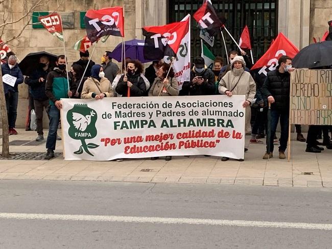 Concentración a las puertas de la Junta. 