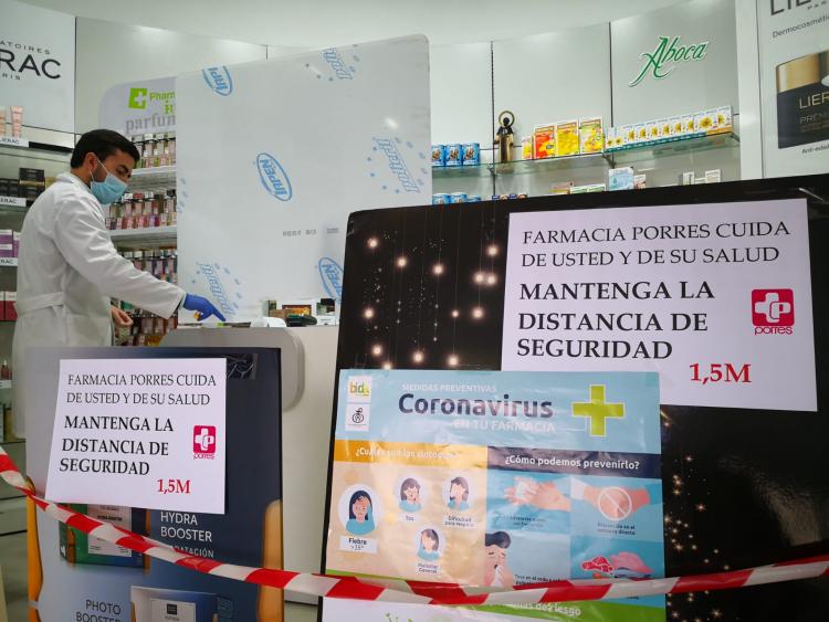 Los establecimientos que permanecen abiertos extreman las medidas de seguridad, como las farmacias. Los establecimientos que permanecen abiertos extreman las medidas de seguridad, como las farmacias.