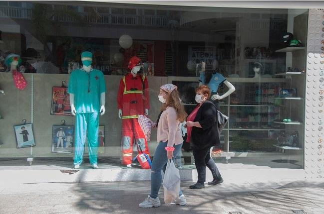 Dos mujeres, en una calle de Motril.