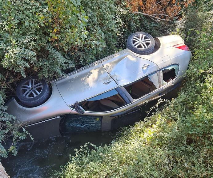 El coche, caído al cauce del río Aguas Blancas. 
