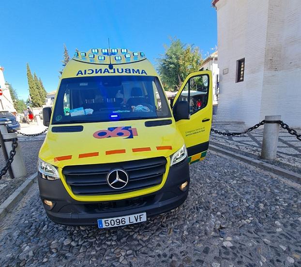 La ambulancia del 061, junto al Mirador de San Nicolás.