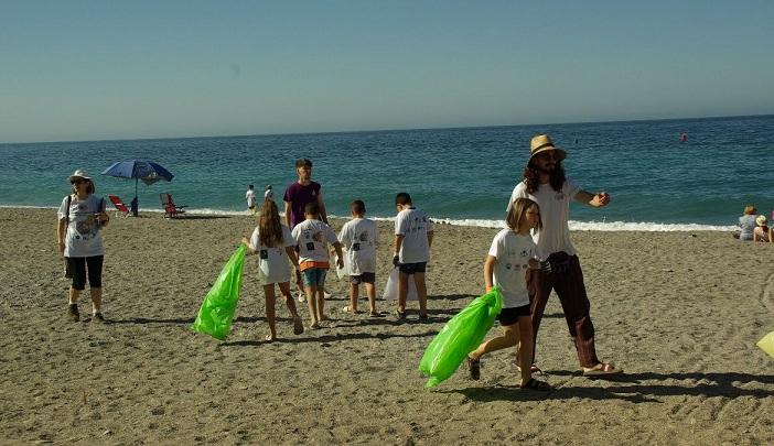 Muchos niños y niñas han participado en la recogida de basura de las playas. 