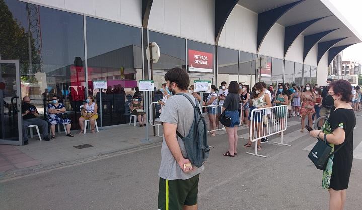 Entrada al punto de vacunación en la Feria de Muestras de Armilla. 