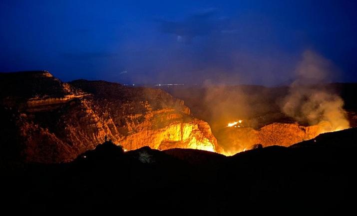 El incendio de Gorafe, en una imagen de anoche. 