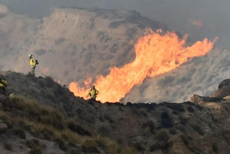 Espectacular imagen de las llamas en el incendio de Gorafe. 