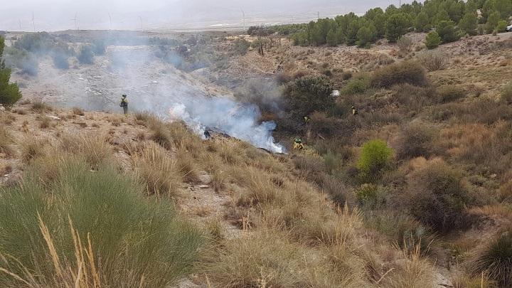 Bomberos actúan contra el fuego en Dólar. 