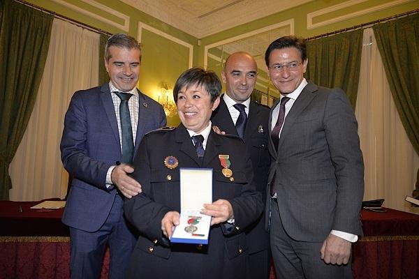 Gloria Calle junto al alcalde, el concejal de Seguridad y el jefe de Bomberos. Gloria Calle junto al alcalde, el concejal de Seguridad y el jefe de Bomberos.