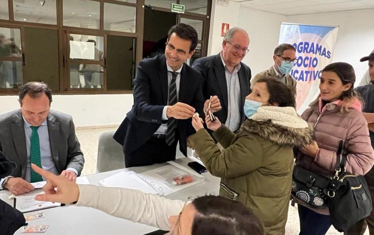 El alcalde, con una de las vecinas de Santa Adela, en la firma de las actas de avenencia.