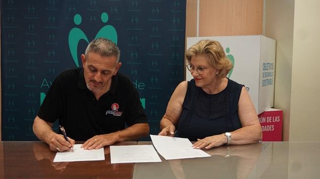 Firma del convenio con la Asociación PideTaxi. 