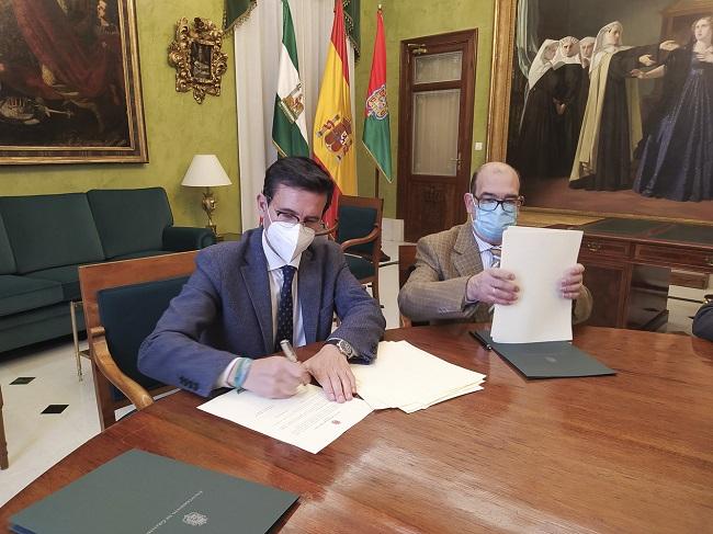 El alcalde de Granada y el presidente de la Federación de Cofradías en la firma del acuerdo.