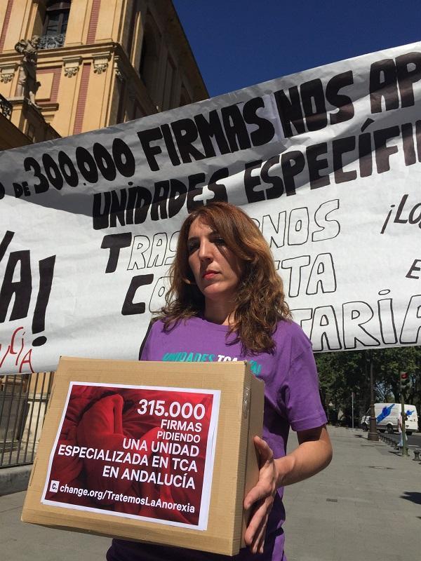 Patricia Cervera al entregar las cerca de 350.000 firmas que reunión reclamando unidades especializadas para TCA.