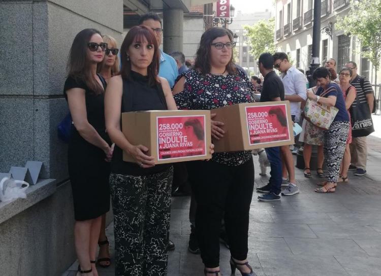 Cajas con las firmas que piden el indulto. 