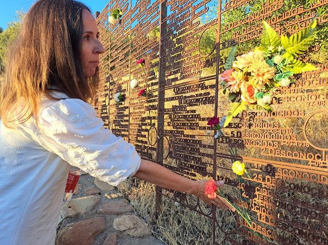 Montserrat Luque durante la ofrenda floral a las víctimas con la que ha finalizado el acto.